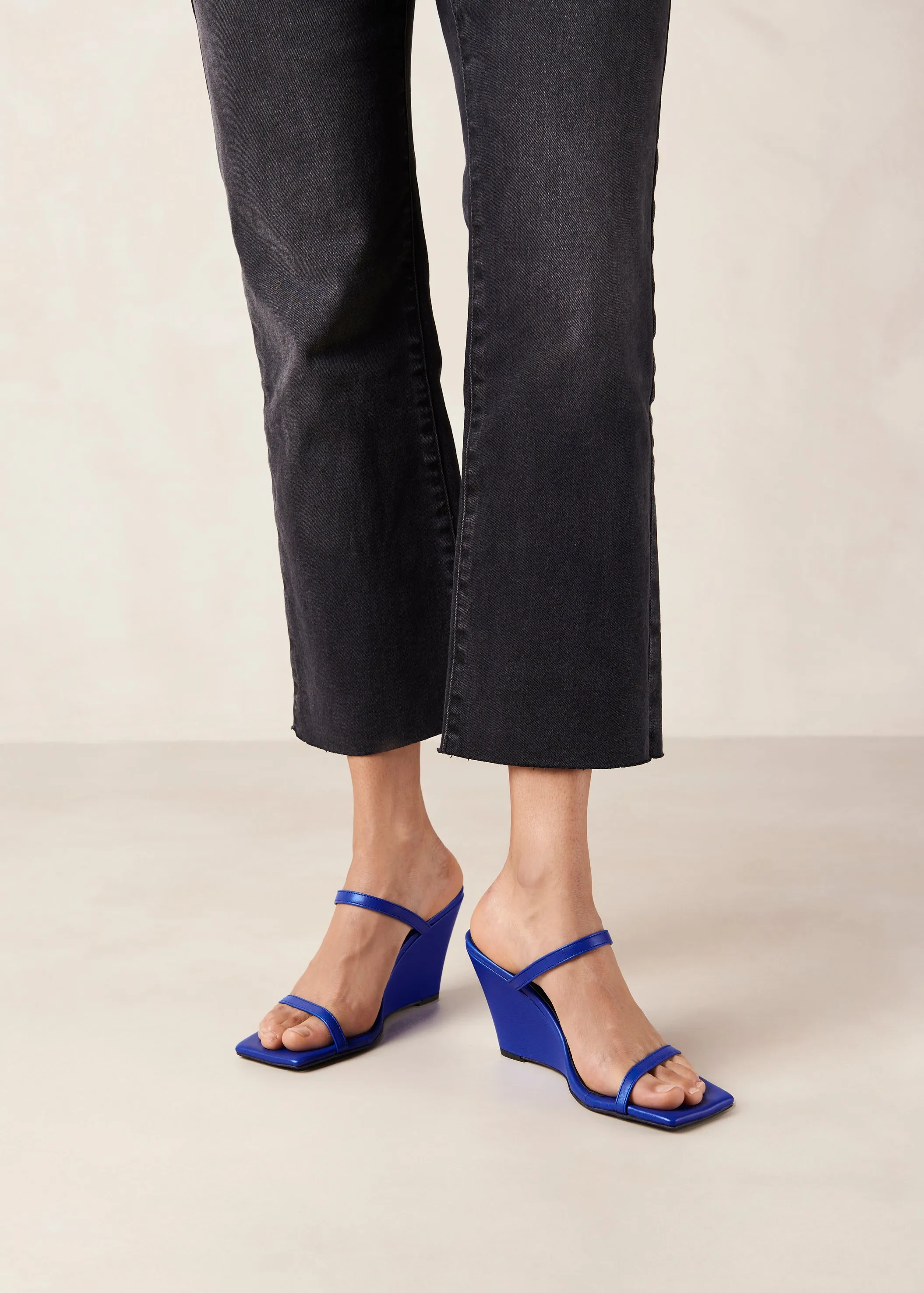 Paixao Blue Leather Sandals